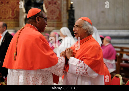 Vatikan-Stadt. 5. Oktober 2014. Papst Francis - Kardinäle und Bischöfe besuchen eine Messe, zelebriert von Papst Francis anlässlich die Eröffnung der Familie Synode - Petersdom, 5. Oktober 2014 Credit: wirklich Easy Star/Alamy Live News Stockfoto