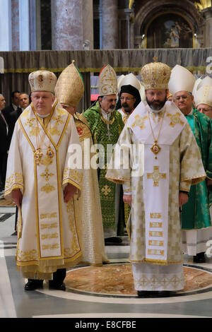 Vatikan-Stadt. 5. Oktober 2014. Papst Francis - Kardinäle und Bischöfe besuchen eine Messe, zelebriert von Papst Francis anlässlich die Eröffnung der Familie Synode - Petersdom, 5. Oktober 2014 Credit: wirklich Easy Star/Alamy Live News Stockfoto