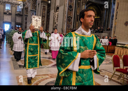 Vatikan-Stadt. 5. Oktober 2014. Papst Francis - Kardinäle und Bischöfe besuchen eine Messe, zelebriert von Papst Francis anlässlich die Eröffnung der Familie Synode - Petersdom, 5. Oktober 2014 Credit: wirklich Easy Star/Alamy Live News Stockfoto