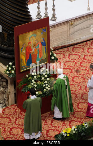 Vatikan-Stadt. 5. Oktober 2014. Papst Francis - Kardinäle und Bischöfe besuchen eine Messe, zelebriert von Papst Francis anlässlich die Eröffnung der Familie Synode - Petersdom, 5. Oktober 2014 Credit: wirklich Easy Star/Alamy Live News Stockfoto