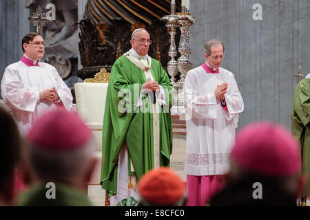 Vatikan-Stadt. 5. Oktober 2014. Papst Francis - Kardinäle und Bischöfe besuchen eine Messe, zelebriert von Papst Francis anlässlich die Eröffnung der Familie Synode - Petersdom, 5. Oktober 2014 Credit: wirklich Easy Star/Alamy Live News Stockfoto