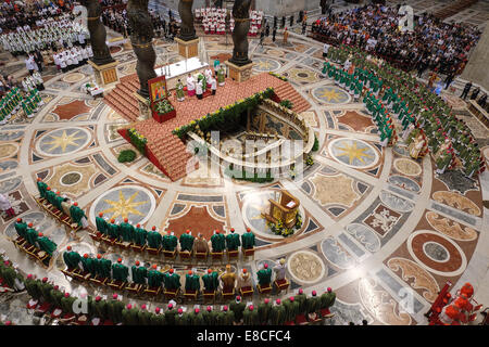 Vatikan-Stadt. 5. Oktober 2014. Papst Francis - Kardinäle und Bischöfe besuchen eine Messe, zelebriert von Papst Francis anlässlich die Eröffnung der Familie Synode - Petersdom, 5. Oktober 2014 Credit: wirklich Easy Star/Alamy Live News Stockfoto