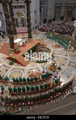 Vatikan-Stadt. 5. Oktober 2014. Papst Francis - Kardinäle und Bischöfe besuchen eine Messe, zelebriert von Papst Francis anlässlich die Eröffnung der Familie Synode - Petersdom, 5. Oktober 2014 Credit: wirklich Easy Star/Alamy Live News Stockfoto