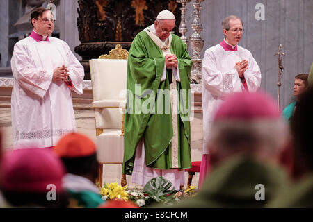 Vatikan-Stadt. 5. Oktober 2014. Papst Francis - Kardinäle und Bischöfe besuchen eine Messe, zelebriert von Papst Francis anlässlich die Eröffnung der Familie Synode - Petersdom, 5. Oktober 2014 Credit: wirklich Easy Star/Alamy Live News Stockfoto