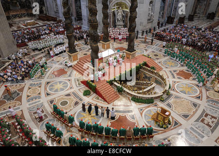 Vatikan-Stadt. 5. Oktober 2014. Papst Francis - Kardinäle und Bischöfe besuchen eine Messe, zelebriert von Papst Francis anlässlich die Eröffnung der Familie Synode - Petersdom, 5. Oktober 2014 Credit: wirklich Easy Star/Alamy Live News Stockfoto