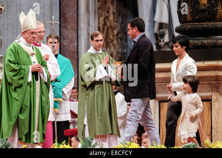 Vatikan-Stadt. 5. Oktober 2014. Papst Francis - Kardinäle und Bischöfe besuchen eine Messe, zelebriert von Papst Francis anlässlich die Eröffnung der Familie Synode - Petersdom, 5. Oktober 2014 Credit: wirklich Easy Star/Alamy Live News Stockfoto