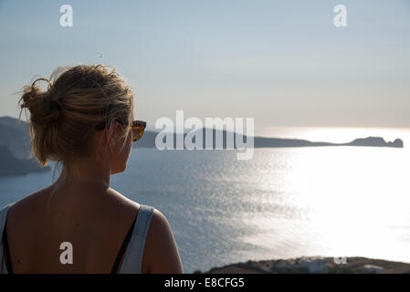 Porträt von Teen mit Reflexion der Sonne im Meer in Milos, Griechenland Stockfoto