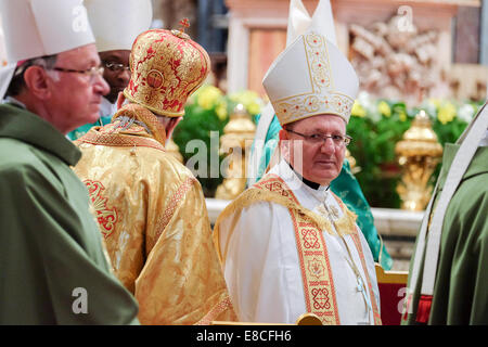 Vatikan-Stadt. 5. Oktober 2014. Papst Francis - Kardinäle und Bischöfe besuchen eine Messe, zelebriert von Papst Francis anlässlich die Eröffnung der Familie Synode - Petersdom, 5. Oktober 2014 Credit: wirklich Easy Star/Alamy Live News Stockfoto