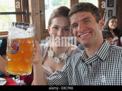 München, Deutschland. 5. Oktober 2014.  Thomas Mueller (R) des FC Bayern Muenchen und seine Frau Lisa besuchen Sie das Oktoberfest 2014 Bierfest am Kaefers Wiesenschaenke auf Theresienwiese am 5. Oktober 2014 in München. Bildnachweis: Kolvenbach/Alamy Live-Nachrichten Stockfoto