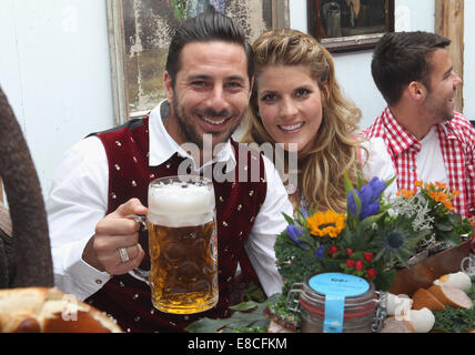 München, Deutschland. 5. Oktober 2014.  Claudio Pizarro (L) des FC Bayern Muenchen und seine Frau Karla Salcedo besuchen Sie das Oktoberfest 2014 Bierfest am Kaefers Wiesenschaenke auf Theresienwiese am 5. Oktober 2014 in München. Bildnachweis: Kolvenbach/Alamy Live-Nachrichten Stockfoto