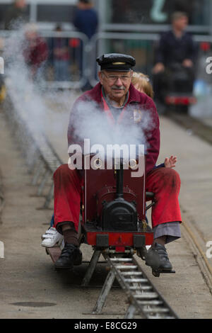 Miniatur Dampf Zug - lächelndes Gesicht des Lokführers - NRM Shildon 10. Jubiläums-Gala Stockfoto