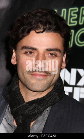 New York, New York, USA. 4. Oktober 2014. Schauspieler OSCAR ISAAC besucht die 2014 New York Film Festival Premiere von "Inhärenten Vice" an Alice Tully Hall im Lincoln Center Kredit statt: Nancy Kaszerman/ZUMA Draht/Alamy Live News Stockfoto