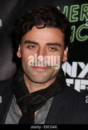 New York, New York, USA. 4. Oktober 2014. Schauspieler OSCAR ISAAC besucht die 2014 New York Film Festival Premiere von "Inhärenten Vice" an Alice Tully Hall im Lincoln Center Kredit statt: Nancy Kaszerman/ZUMA Draht/Alamy Live News Stockfoto