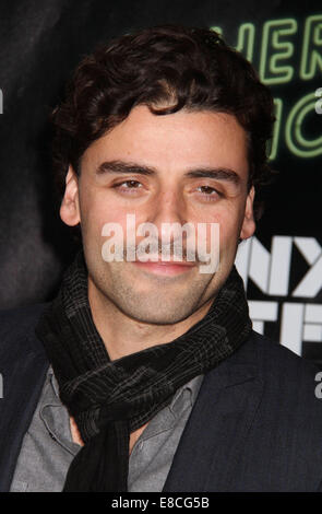 New York, New York, USA. 4. Oktober 2014. Schauspieler OSCAR ISAAC besucht die 2014 New York Film Festival Premiere von "Inhärenten Vice" an Alice Tully Hall im Lincoln Center Kredit statt: Nancy Kaszerman/ZUMA Draht/Alamy Live News Stockfoto