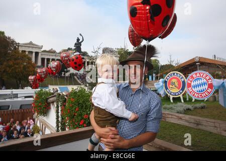 München, Deutschland. 5. Oktober 2014. HANDOUT - besucht Philipp Lahm mit seinem Sohn Julian das Oktoberfest bei Kaefer Wiesnschaenke Zelt auf der Theresienwiese am 5. Oktober 2014 in München. Bildnachweis: Dpa/Alamy Live-Nachrichten Stockfoto