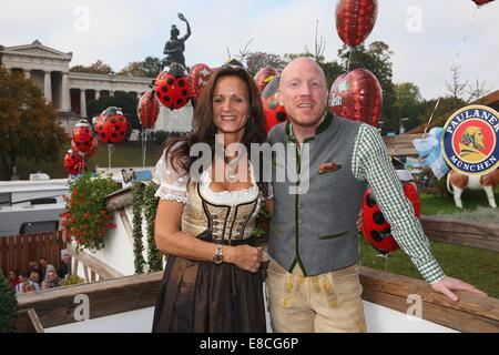 München, Deutschland. 5. Oktober 2014. HANDOUT - Matthias Sammer, sportlichen Bayern Muenchen stellt mit seiner Frau Karin Sammer vor dem Ensemble die Bavaria-Statue, eine monumentale Bronzestatue der Sandgusstechnik aus dem 19. Jahrhundert und die Hall Of Fame (Fresko) während das Oktoberfest bei Kaefer Wiesnschaenke Zelt auf der Theresienwiese am 5. Oktober 2014 in München. Bildnachweis: Dpa/Alamy Live-Nachrichten Stockfoto