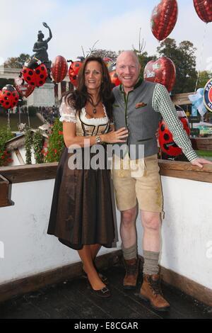 München, Deutschland. 5. Oktober 2014. HANDOUT - Matthias Sammer, sportlichen Bayern Muenchen stellt mit seiner Frau Karin Sammer vor dem Ensemble die Bavaria-Statue, eine monumentale Bronzestatue der Sandgusstechnik aus dem 19. Jahrhundert und die Hall Of Fame (Fresko) während das Oktoberfest bei Kaefer Wiesnschaenke Zelt auf der Theresienwiese am 5. Oktober 2014 in München. Bildnachweis: Dpa/Alamy Live-Nachrichten Stockfoto