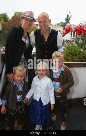 München, Deutschland. 5. Oktober 2014.  Arjen Robben von Bayern Muenchen stellt mit seiner Frau Bernadien Robben vor dem Ensemble der Bavaria-Statue, Sandgusstechnik eine monumentale Bronze Statue aus dem 19. Jahrhundert und die Hall Of Fame (Fresko) während das Oktoberfest bei Kaefer Wiesnschaenke Zelt auf der Theresienwiese am 5. Oktober 2014 in München.    Arjen Robben; Bernadien Robben Credit: Kolvenbach/Alamy Live-Nachrichten Stockfoto