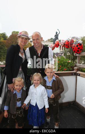 München, Deutschland. 5. Oktober 2014.  Arjen Robben von Bayern Muenchen stellt mit seiner Frau Bernadien Robben vor dem Ensemble der Bavaria-Statue, Sandgusstechnik eine monumentale Bronze Statue aus dem 19. Jahrhundert und die Hall Of Fame (Fresko) während das Oktoberfest bei Kaefer Wiesnschaenke Zelt auf der Theresienwiese am 5. Oktober 2014 in München.    Arjen Robben; Bernadien Robben Credit: Kolvenbach/Alamy Live-Nachrichten Stockfoto