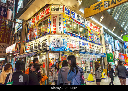 OSAKA - 16 APRIL: Japanische Billboard Zeichen in Osaka, Japan am 16. April 2014. Berühmt für große beleuchtete kreative Werbetafeln alon Stockfoto