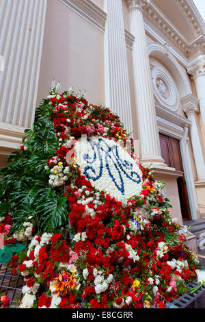 Iglesia De La Caridad von Cartagena Kirche Fest Blumen in Spanien Stockfoto
