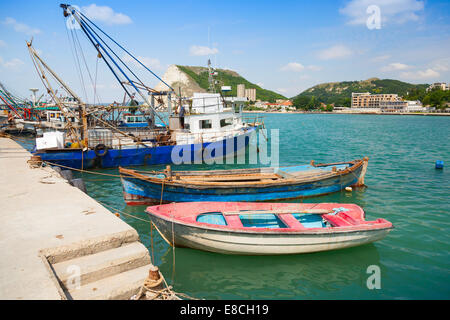 Angeln und kleine Holzboote sind vertäut im Hafen von Kavarna, Bulgarien Stockfoto