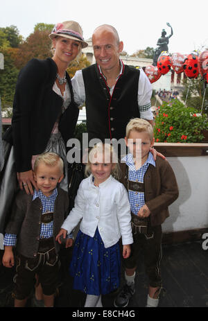 München, Deutschland. 5. Oktober 2014. HANDOUT - Arjen Robben von Bayern Muenchen stellt mit seiner Frau Bernadien Robben vor dem Ensemble die Bavaria-Statue, eine monumentale Bronzestatue der Sandgusstechnik aus dem 19. Jahrhundert und die Hall Of Fame (Fresko) während das Oktoberfest bei Kaefer Wiesnschaenke Zelt auf der Theresienwiese am 5. Oktober 2014 in München. Bildnachweis: Dpa/Alamy Live-Nachrichten Stockfoto