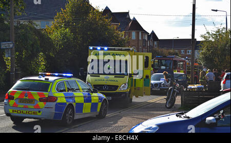 Nominierungsparteitag Road, Braintree, Essex, England. 5. Oktober 2014. Schweren Verkehrsunfall zeigt Straßensperrung (A120) mit Polizei, Feuerwehr & Krankenwagen anwesend. Bildnachweis: Archäo Bilder/Alamy Live News Stockfoto