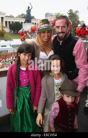 München, Deutschland. 5. Oktober 2014. HANDOUT - Franck Ribery von Bayern Muenchen stellt mit seiner Frau Wahiba vor dem Ensemble die Bavaria-Statue, eine monumentale Bronzestatue der Sandgusstechnik aus dem 19. Jahrhundert und die Hall Of Fame (Fresko) während das Oktoberfest bei Kaefer Wiesnschaenke Zelt auf der Theresienwiese am 5. Oktober 2014 in München. Bildnachweis: Dpa/Alamy Live-Nachrichten Stockfoto