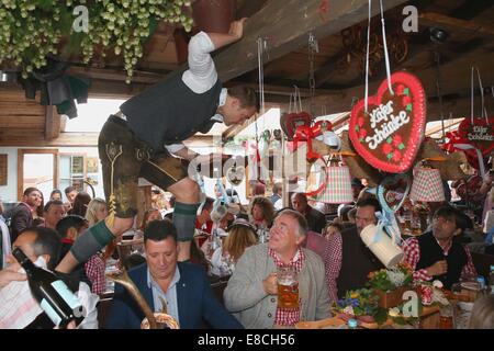 München, Deutschland. 5. Oktober 2014. HANDOUT - Torhüter Manuel Neuer von FC Bayern Muenchen besucht das Oktoberfest bei Kaefer Wiesnschaenke Zelt auf der Theresienwiese am 5. Oktober 2014 in München. Bildnachweis: Dpa/Alamy Live-Nachrichten Stockfoto