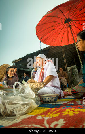 Schamanen Ritual für ändern das geistliche Haus im Norden von Thailand in Lampang Stockfoto