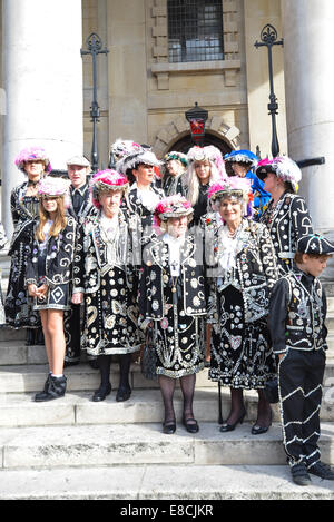 Trafalgar Square, London, UK. 5. Oktober 2014. Pearly Kings & Queens auf den Stufen der Kirche von St Martins in den Bereichen. Bildnachweis: Matthew Chattle/Alamy Live-Nachrichten Stockfoto