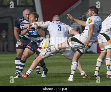 Manchester, größere Manchester, UK. 5. Oktober 2014. 5. September 2014, Wespen Prop JAKE COOPER-WOOLLEY hält ab Verkauf Scrum-Hälfte CHRIS CUSITER wie Wespen Scrum-Hälfte CHARLIE DAVIES einen Abstand macht, während der Verkauf Haie kick - V-Wespen bei der AJ-Bell-Stadion Match: Credit: Steve Flynn/ZUMA Draht/Alamy Live News Stockfoto