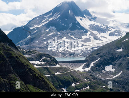 Alpine Wasserkraft Wasserkraftwerk und eine Wind Power Rotor am Nufenen pass, hoch in den Schweizer Alpen, Schweiz. Stockfoto