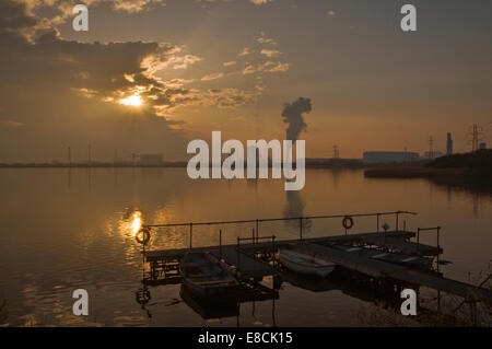 Industrielandschaft. Blick vom Eglwys Nunydd Reservoir in Richtung Port Talbot Stahlwerk. Stockfoto