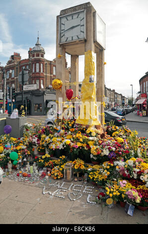 Hanwell, London, UK. 5. Oktober 2014. Blumen und Kerze Memorial in Hanwell Uhrturm für lokale Schulmädchen Alice Gross, dessen Körper im Fluss Brent, Hanwell, London am 30. September 2014 gefunden wurde. Bildnachweis: Maurice Savage/Alamy Live-Nachrichten Stockfoto