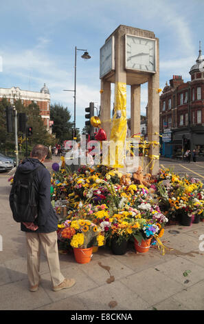 Hanwell, London, UK. 5. Oktober 2014. Ein Mann steht, betrachtet man die Blumen gelegt um Hanwell Uhrturm für lokale Schulmädchen Alice Gross, dessen Körper im Fluss Brent, Hanwell, London am 30. September 2014 gefunden wurde. Bildnachweis: Maurice Savage/Alamy Live-Nachrichten Stockfoto