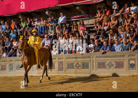 Jockey, warten auf den Beginn der Pferderennen Palio di Siena am Piazza del Campo in Siena, Toskana, Italien Stockfoto