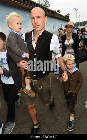 München, Deutschland. 5. Oktober 2014. FC Bayern Muenchen Spieler Arjen Robben, seine Frau Bernadien und ihre Kinder verlassen die "Kaeferzelt" während der 181. Oktoberfest in München, Deutschland, 5. Oktober 2014. Das Bierfest am 5. Oktober 2014 endet. Foto: FELIX HOERHAGER/Dpa/Alamy Live News Stockfoto