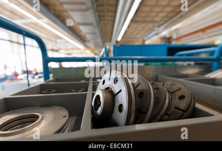 Bremsscheiben für öffentliche Verkehrsmittel Straßenbahn Züge in einer Zug-Wartung-garage Stockfoto