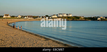 Trearddur Bay Badeort am späten Abend Sommer auf der westlichen Küste des Heiligen Insel Teil der Isle of Anglesey (Sir Ynys Mon) Stockfoto