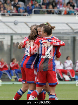 München, Bayern, Deutschland. 5. Oktober 2014. Freude an der München-Spieler nach der 6:0.German Frau Fußball-Bundesliga, FC Bayern Muenchen Vs MSV Duisburg, Spieltag 6.Muenchen, Stadion an der Gruenwalder Street.onr der Favoriten der WM 93jährige das letzte Team des Tisches von links. Deutsche Fußball-Bundesliga, FC Bayern Muenchen Vs MSV Duisburg, Spieltag 6.Muenchen, Stadion an der Gruenwalder Street.onr der Favoriten der Meisterschaft 93jährige das letzte Team des Tisches, Credit: Wolfgang Fehrmann/Wolfgang Fehrmann/ZUMA Draht/Alamy Live News Stockfoto