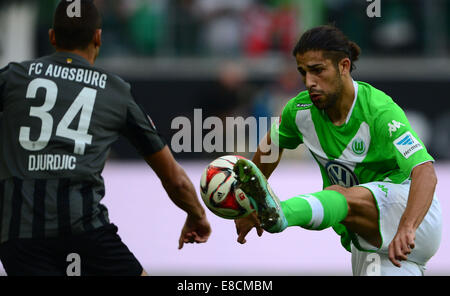 Wolfsburg, Deutschland. 5. Oktober 2014. Wolfsburgs Ricardo Rodriguez (R) und Augsburgs Nikola Djurdjic Kampf um den Ball in der Bundesliga Tag 7-Fußballspiel zwischen VfL Wolfsburg und FC Augsburg in der Volkswagen Arena in Wolfsburg (Niedersachsen), Deutschland, 5. Oktober 2014. Bildnachweis: Dpa picture Alliance/Alamy Live News Stockfoto