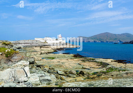 Valentia Leuchtturm mit Blick auf Valentia Island, Beginish Island, Irland, County Kerry Stockfoto