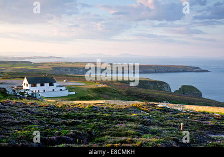 Ansicht Süd entlang der westlichen Küste von Heiligen Island (Ynys Gybi) von Goferydd in der Nähe von RSPB Seevogel Zentrum an der nordwestlichen Küste Stockfoto