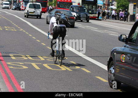 Ein Taxi zu überholen ein Radsportler, die auf einer Busspur in London, England Stockfoto