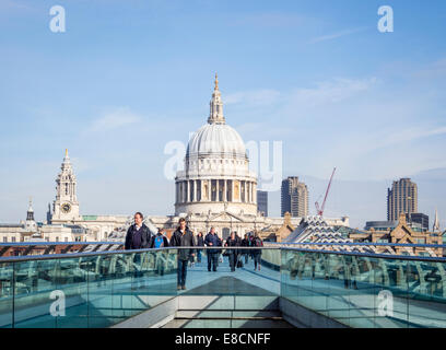 St Pauls Kathedrale gesehen über die Millennium Bridge Stockfoto