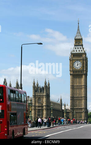 Ein Blick auf einem roten Londoner Bus Reisen über Westminster Bridge gegenüber der Houses of Parliament und Big Ben in London, England Stockfoto