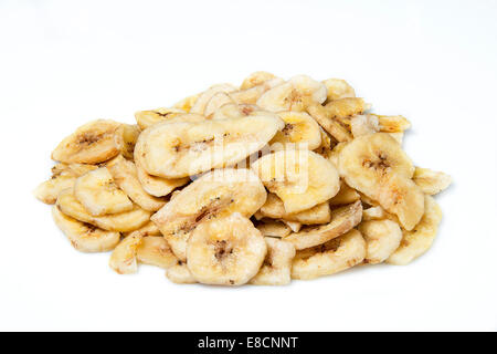 getrocknete Bananenchips auf weißem Hintergrund Stockfoto