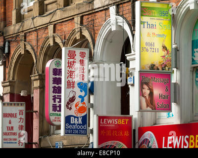 Shop-Schilder, Chinatown, Faulkner Street, Manchester, England, UK Stockfoto